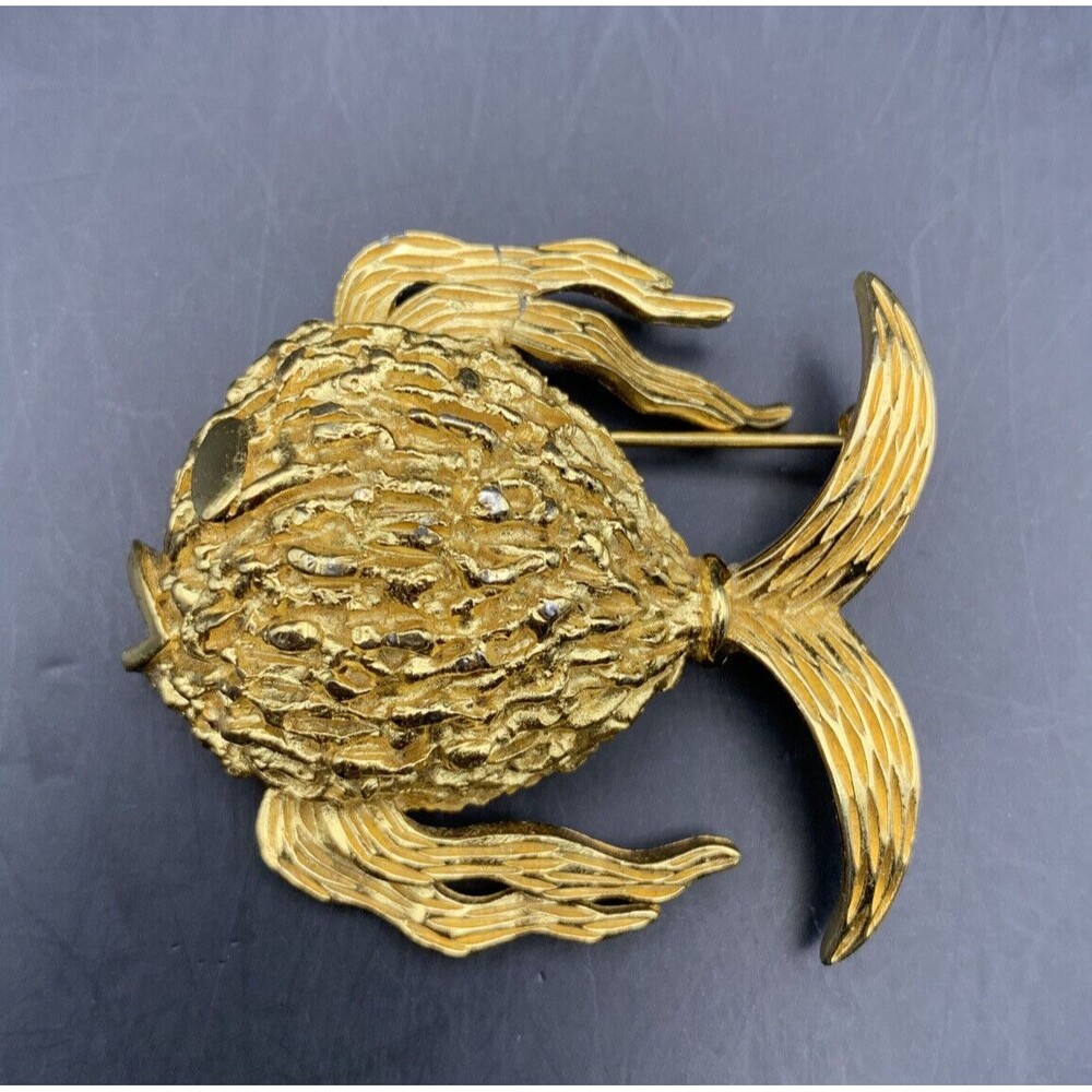 Crown Trifari Fish Brooch Pin Gold Tone Wavy Fins Lips Domed Signed Vintage